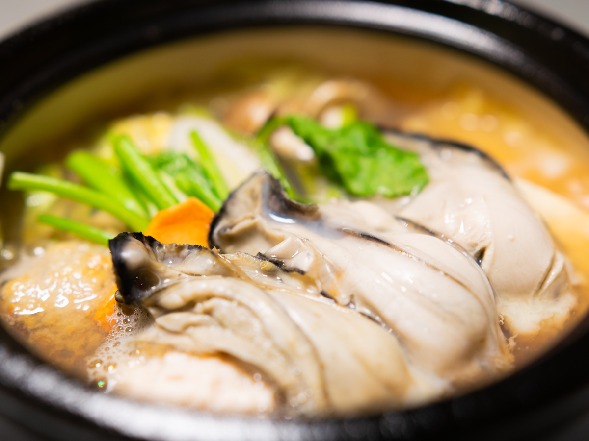 メカジキの魚骨スープを使用した特製牡蠣鍋