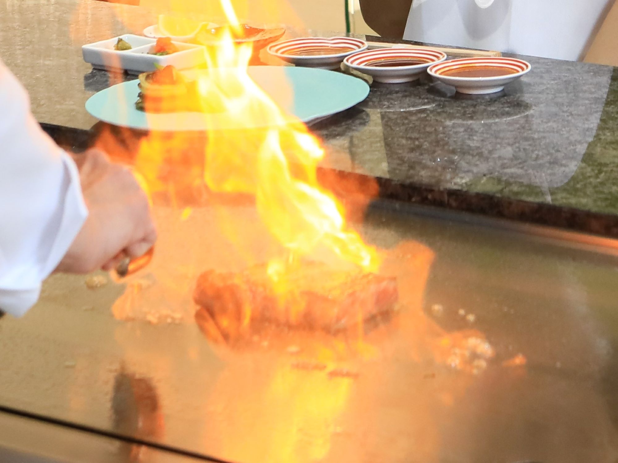 ＜東館泊８席限定２食付＞天然鮑と佐賀牛フィレを五感で味わう鉄板焼プレミアムディナー　朝食バイキング付